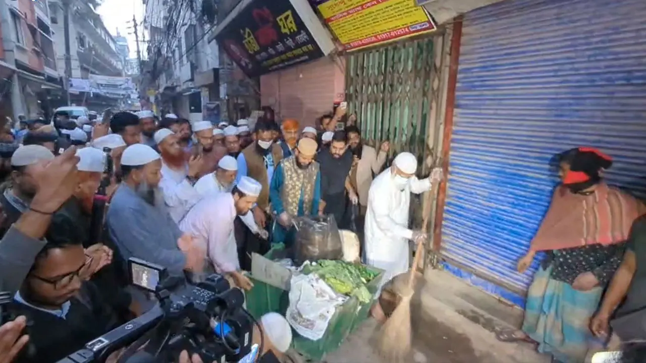 সাতসকালে ঝাড়ু হাতে রাস্তা পরিষ্কারে জামায়াত আমির