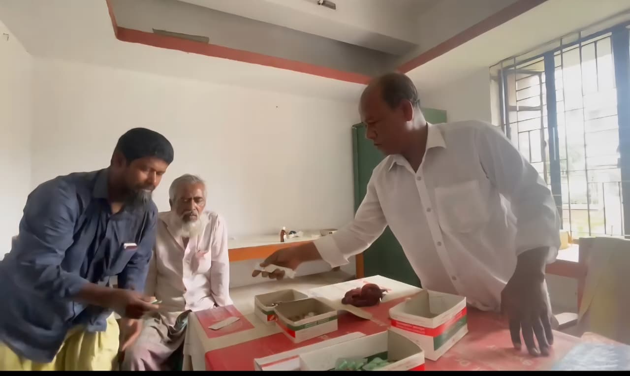 চিকিৎসকের বদলে রোগী দেখছেন পিওন, বন্ধ পড়ে আছে উপ-স্বাস্থ্যকেন্দ্র