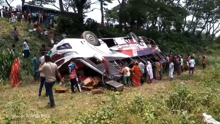 ফরিদপুরে যাত্রীবাহী বাস নিয়ন্ত্রণ হারিয়ে খাদে পড়ে আহত ১৫